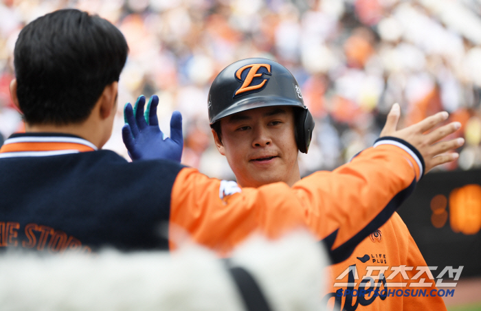 I'll come up when I get hit... It just happened 23 days after the 10th! Hanwha Recaptures Second Place, Flares Resurrection of Welcome Home Run King
