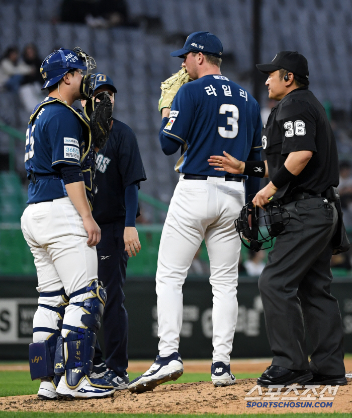 In May, he was reborn as an ace after dedicating a milestone and leading the team's first-place reversal