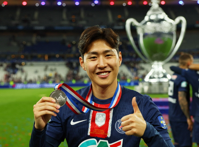 It's really time to leave Lee Kang-in again, PSG's second consecutive year with France's Treble Golden Pagoda...One step away from winning the first European crown
