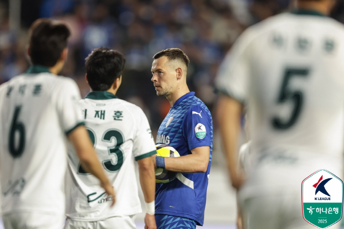  Is it true that Ilryu Chenko missed the PK for the second consecutive time? Suwon and Gimpo, who missed the opportunity to come from behind, drew 11...by nine points from Incheon