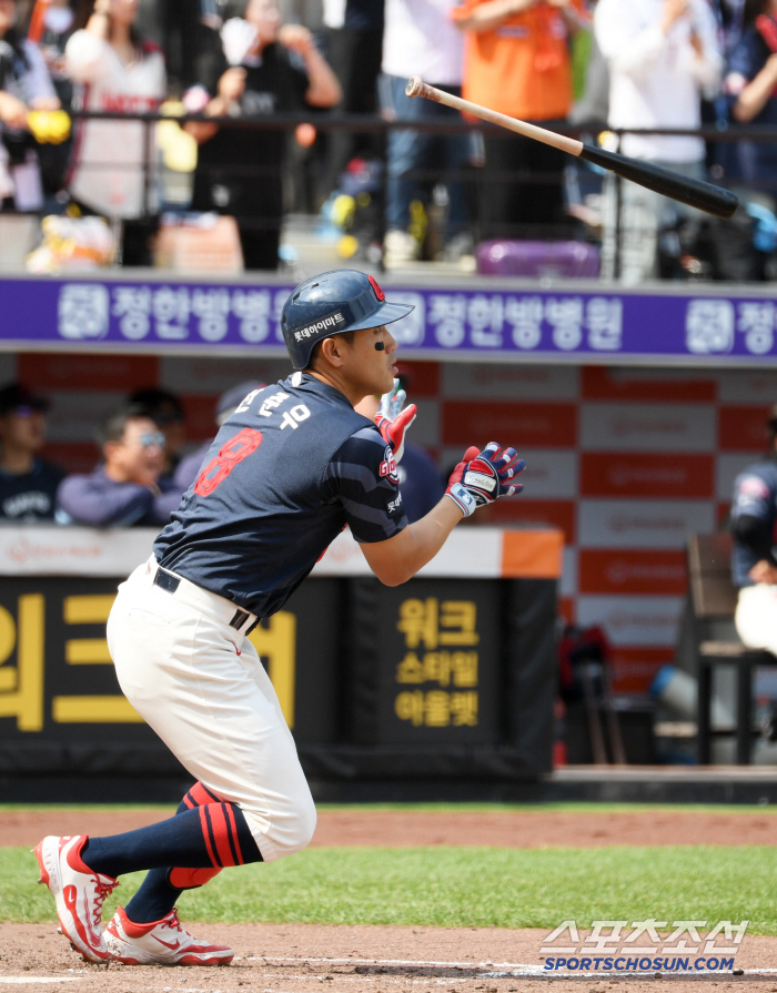 Kim Seohyun's day off...Lotte Captain did it! With two outs in the ninth inning, a thrilling tie-breaking shot reached 1,000 RBIs for the 26th time
