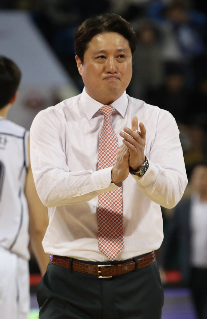 KT's basketball team has been out of service for three days after crossing the Maginot Line. Moon Kyung-eun has been hired as a new coach. What's the real background of the director change?
