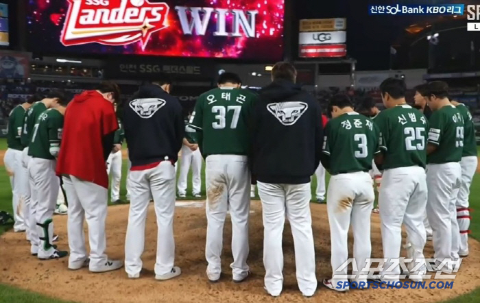 Let's win. Silence after the game. The head coach was also touched by the SSG players who shared Herredia's sadness