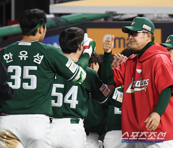 Let's win. Silence after the game. The head coach was also touched by the SSG players who shared Herredia's sadness