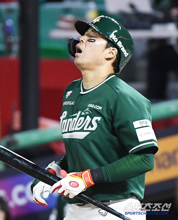LG's left field failed to catch, which turned the sigh into cheers 