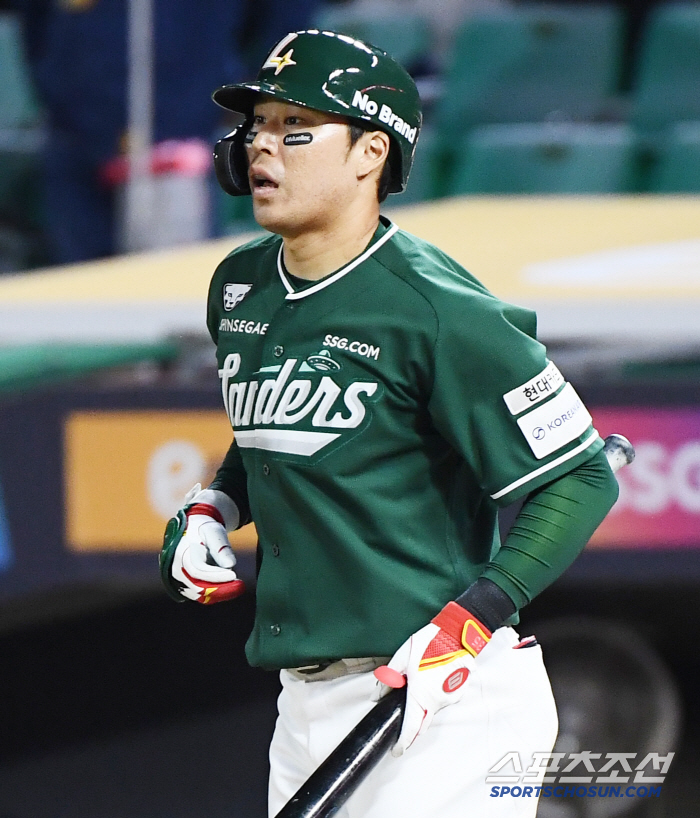 LG's left field failed to catch, which turned the sigh into cheers