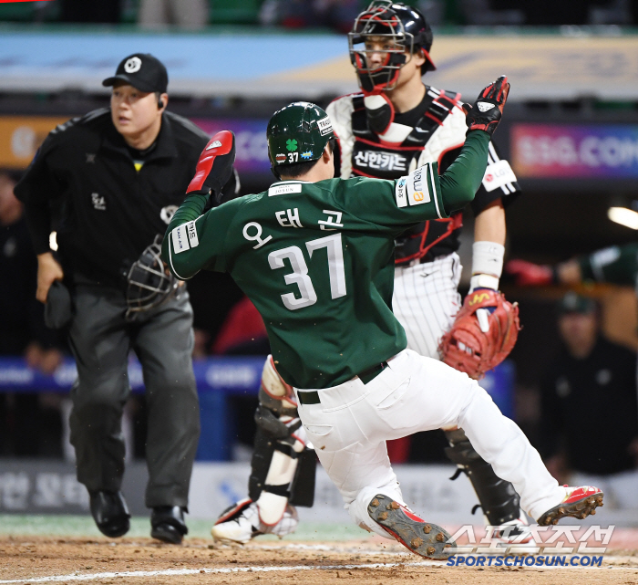LG's left field failed to catch, which turned the sigh into cheers
