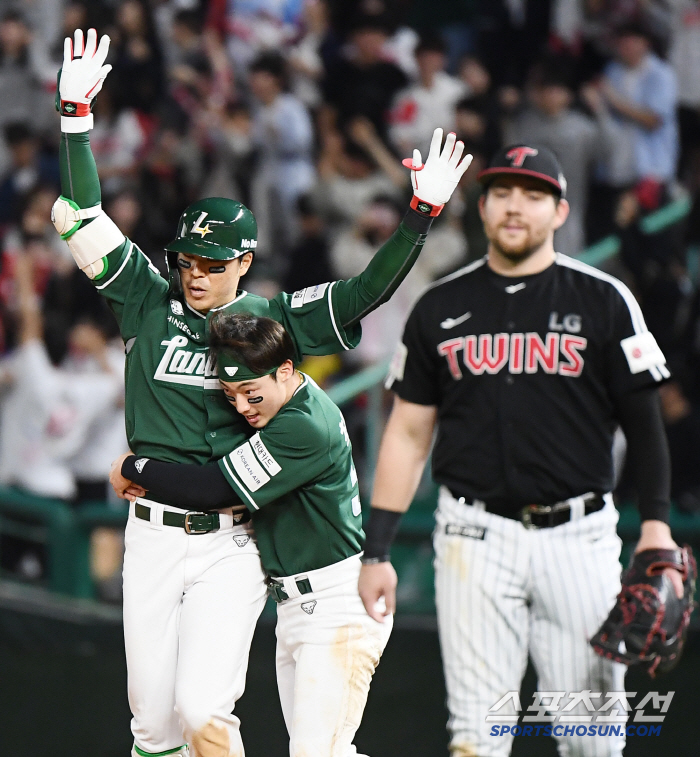 LG's left field failed to catch, which turned the sigh into cheers