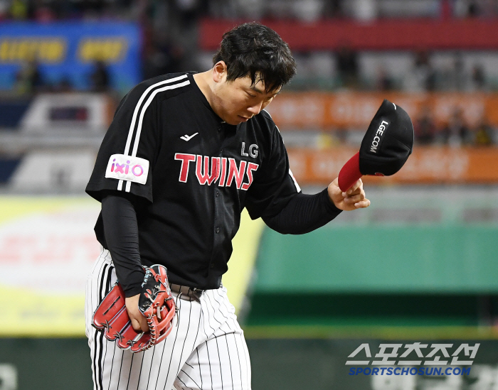 LG's left field failed to catch, which turned the sigh into cheers