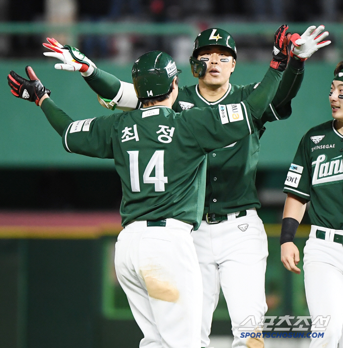 LG's left field failed to catch, which turned the sigh into cheers