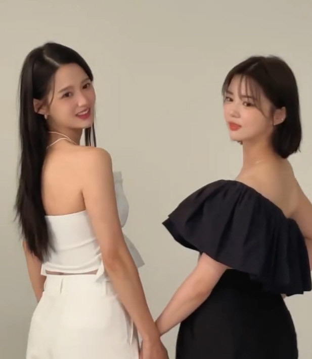 Nam Bo-ra, did you have such a pretty brother? ...Your parents must be happy just by looking at you. 