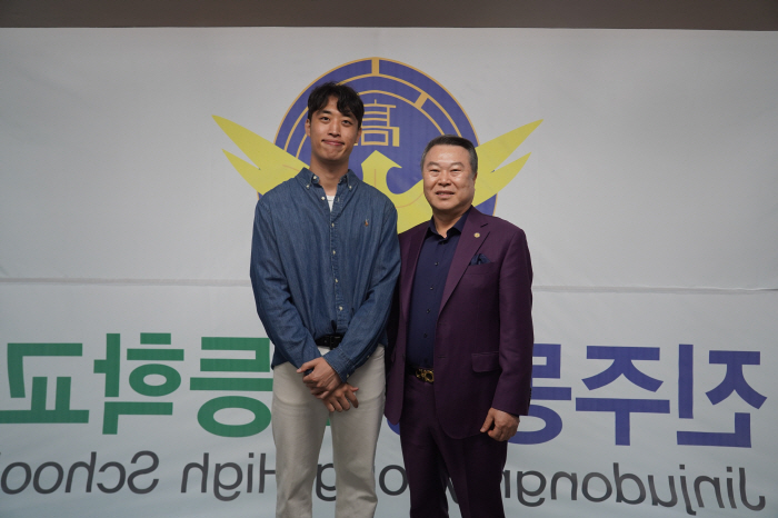 OK Savings Bank's Jin Seong-tae Donates Volleyball Supplies to his alma mater's Volleyball Department May the dreams of junior players continue