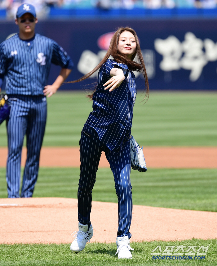  The first pitch of the concept of a baseball spike