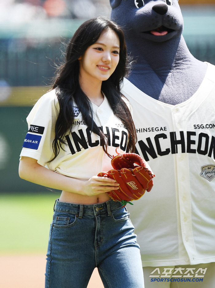  Kiki Sui finishes the first pitch with a confident look