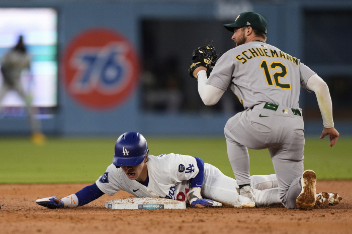 Rookie, exciting and fast player in less than a month. Then, he settled down to second base like a shot, Kim Hye-sung stole 100% success rate