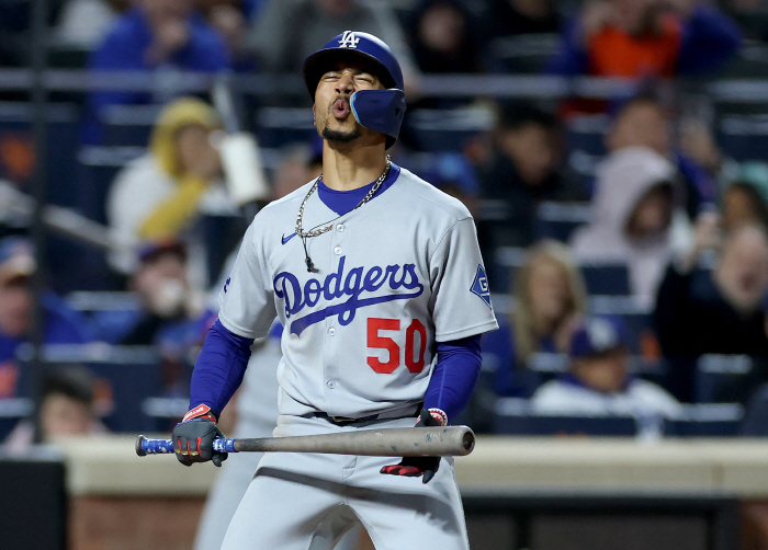 Rookie, exciting and fast player in less than a month. Then, he settled down to second base like a shot, Kim Hye-sung stole 100% success rate