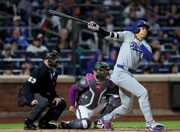 Rookie, exciting and fast player in less than a month. Then, he settled down to second base like a shot, Kim Hye-sung stole 100% success rate
