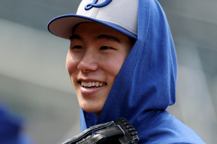 Rookie, exciting and fast player in less than a month. Then, he settled down to second base like a shot, Kim Hye-sung stole 100% success rate