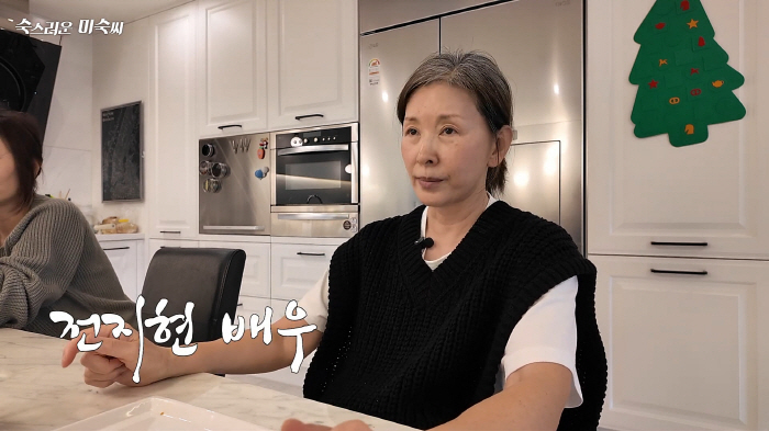  Lee Mi-sook and Jun Ji-hyun, who are junior, are complimenting each other..I saw her again, she's so smart