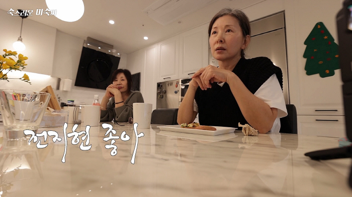 Lee Mi-sook and Jun Ji-hyun, who are junior, are complimenting each other..I saw her again, she's so smart