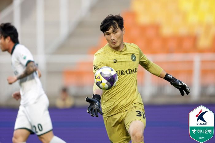 Shock's 2nd consecutive penalty miss...Ilyuchenko was as good as Cho Hyun-woo