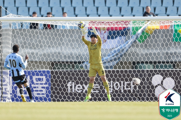 Shock's 2nd consecutive penalty miss...Ilyuchenko was as good as Cho Hyun-woo