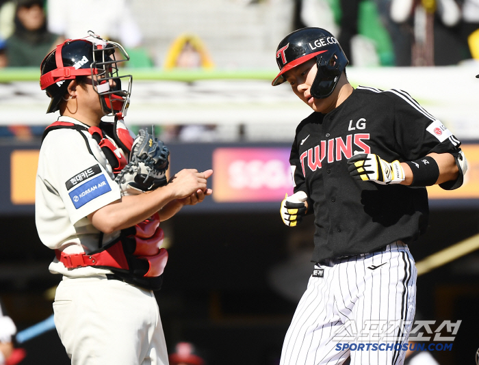 Song Seung-ki, the fifth starter of the first-line issuance, kept 6.2 scoreless innings and three home runs, LG, 93 wins, 2 wins, 1 loss in the winning series. Choi Jeong's missing SSG again at 50%