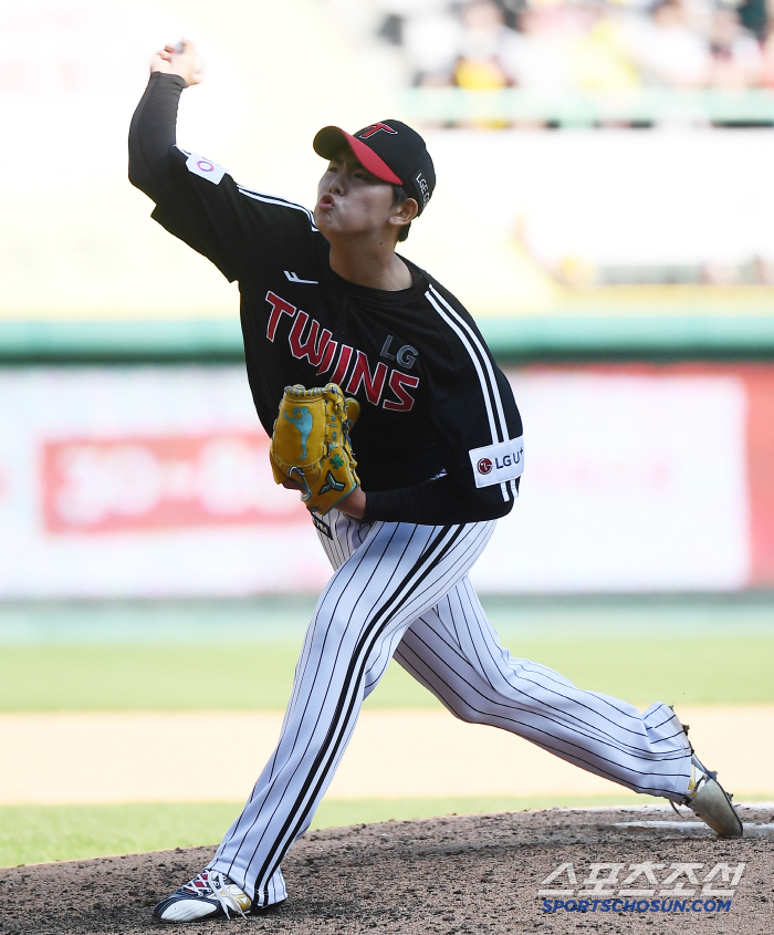 Song Seung-ki, the fifth starter of the first-line issuance, kept 6.2 scoreless innings and three home runs, LG, 93 wins, 2 wins, 1 loss in the winning series. Choi Jeong's missing SSG again at 50%