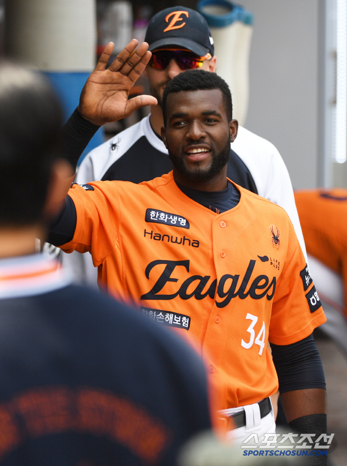 The strong first hitter is here! Floral, leadoff home run explosion season No. 6