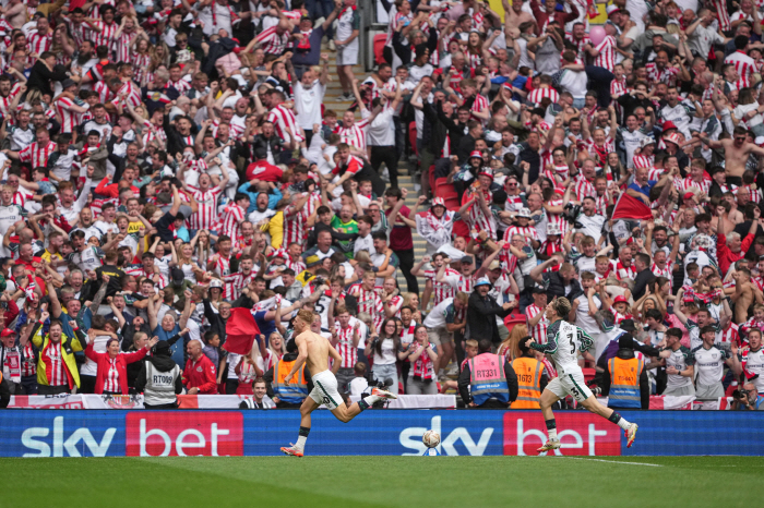 Sunderland's amazing miracle to survive after dying, 21 come-from-behind victory with a theater goal in the 95th minute of promotion PO...Promoted to EPL after 8 years