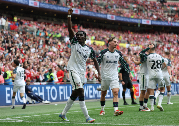 Sunderland's amazing miracle to survive after dying, 21 come-from-behind victory with a theater goal in the 95th minute of promotion PO...Promoted to EPL after 8 years
