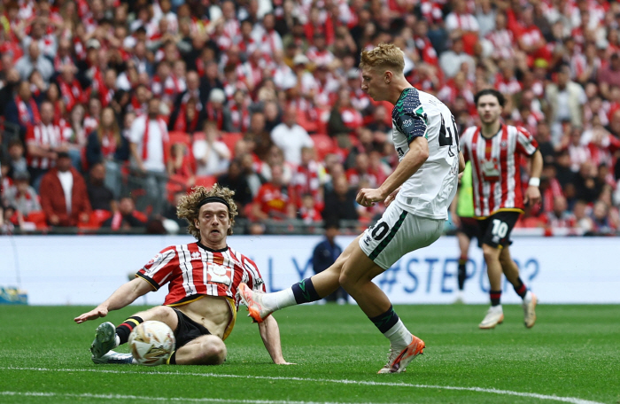 Sunderland's amazing miracle to survive after dying, 21 come-from-behind victory with a theater goal in the 95th minute of promotion PO...Promoted to EPL after 8 years