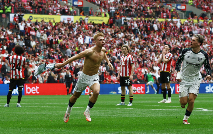 Sunderland's amazing miracle to survive after dying, 21 come-from-behind victory with a theater goal in the 95th minute of promotion PO...Promoted to EPL after 8 years