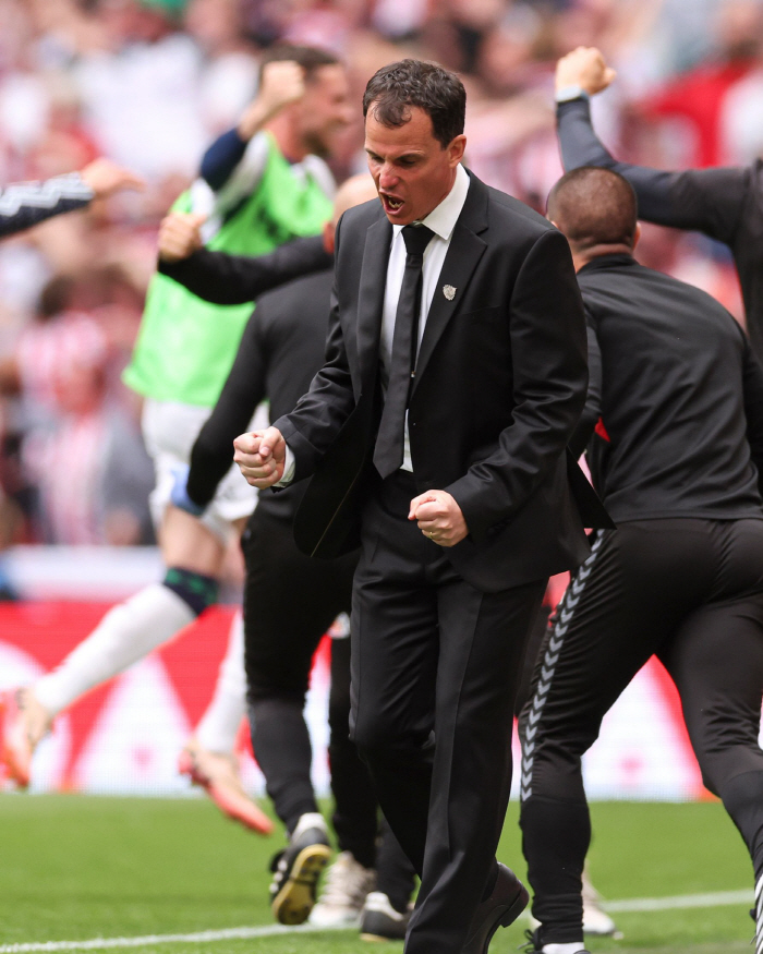 Sunderland's amazing miracle to survive after dying, 21 come-from-behind victory with a theater goal in the 95th minute of promotion PO...Promoted to EPL after 8 years