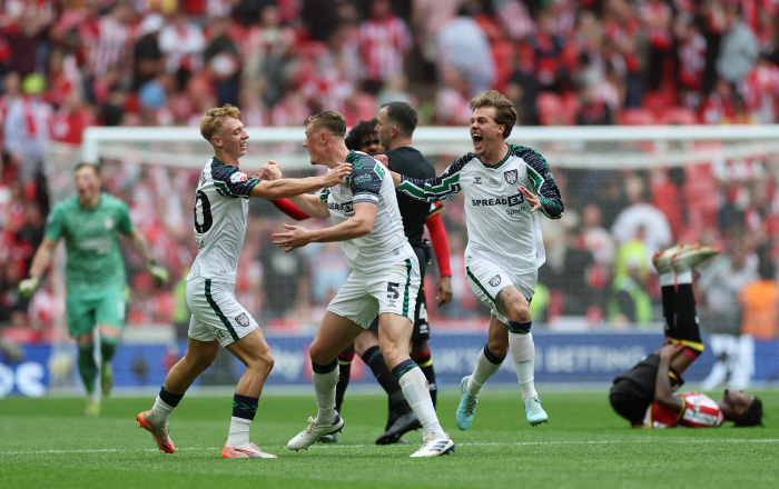 Sunderland's amazing miracle to survive after dying, 21 come-from-behind victory with a theater goal in the 95th minute of promotion PO...Promoted to EPL after 8 years