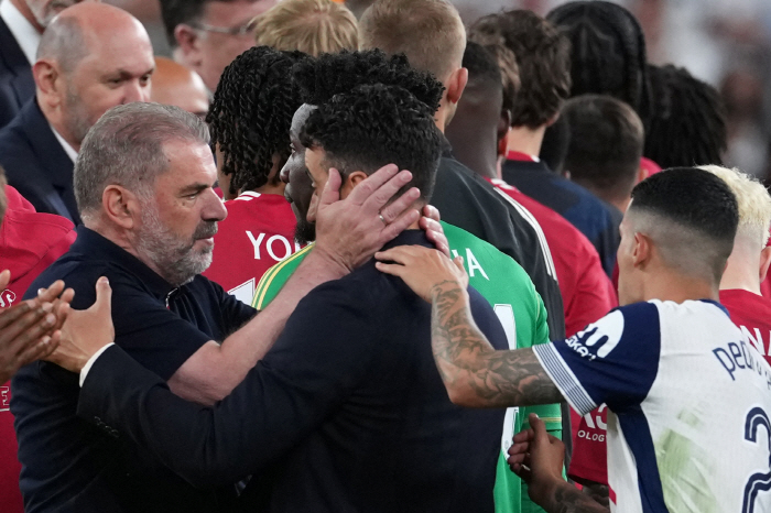 Tottenham's Europa victory tribute! Amorim officially apologizes to fans by holding a microphone...Fortunately, he came six months early, and confirmed he will stay at Manchester United → Garnacho's top exit