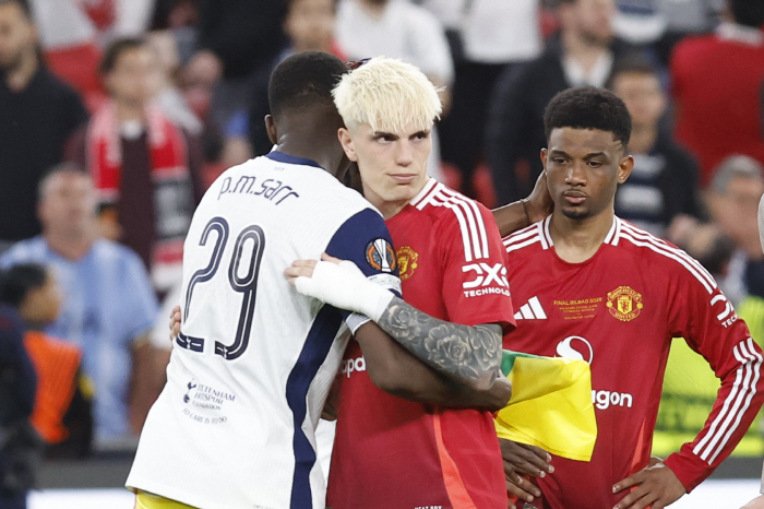 Tottenham's Europa victory tribute! Amorim officially apologizes to fans by holding a microphone...Fortunately, he came six months early, and confirmed he will stay at Manchester United → Garnacho's top exit