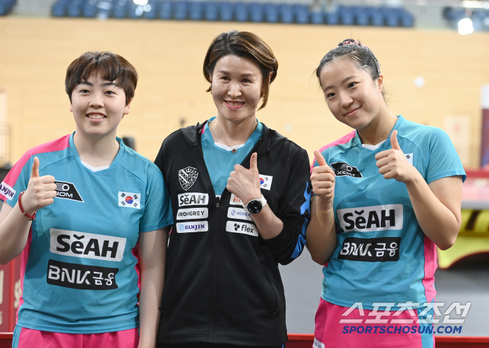 What a shame! Shin Yu-bin X Yoo Han-na, who will go to the final for two consecutive years, lost to the European Union group for two to three stone, and confirmed a bronze medal in 女 doubles (Doha World Table Tennis Championships)