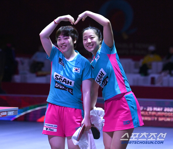 What a shame! Shin Yu-bin X Yoo Han-na, who will go to the final for two consecutive years, lost to the European Union group for two to three stone, and confirmed a bronze medal in 女 doubles (Doha World Table Tennis Championships)