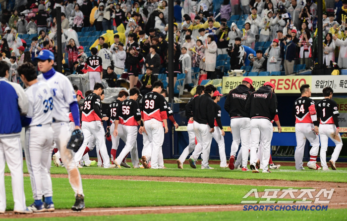 Wow, was it a losing game like this? Mistakes, mistakes, mistakes, mistakes  4 pitches hell...I checked KIA's horrible bare face