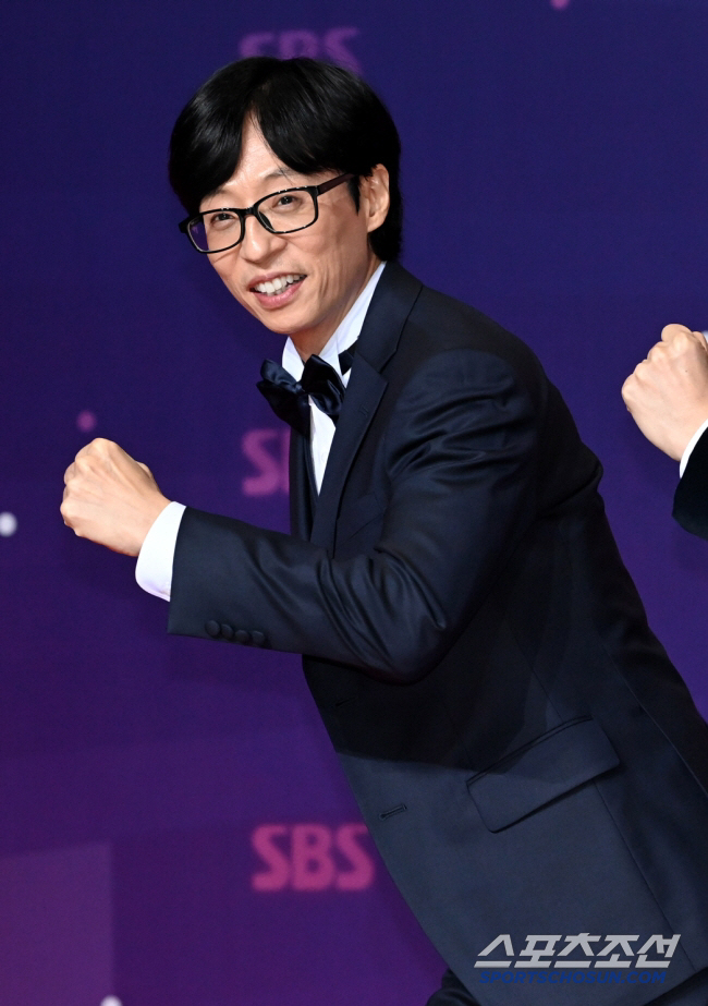 Yoo Jae Seok is having a hard time at broadcasting stations these days. I can't afford it. 
