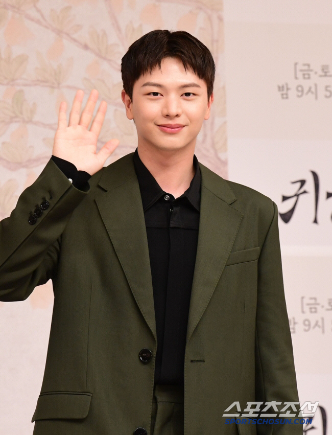 Yook Sungjae, you got a real gold spoon..'Grandfather's first import of silk carp' (Train to Baekban)