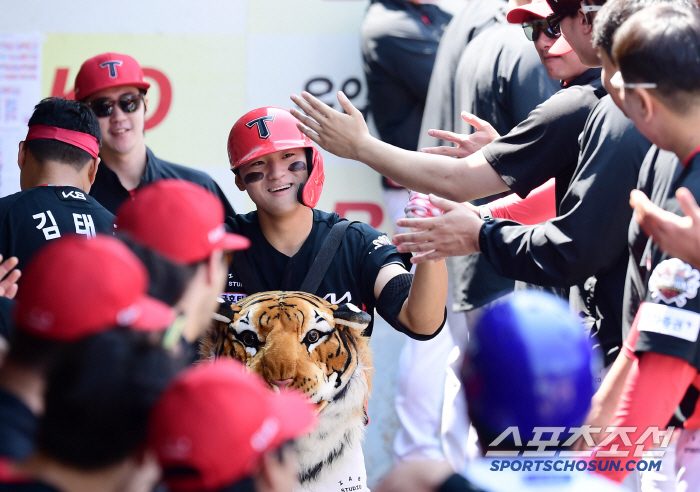 30 home runs for two consecutive years, and I thought it was impossibleBut since it's Kim Do Young, it's a different story