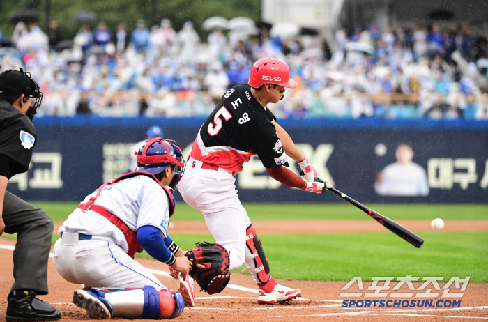 30 home runs for two consecutive years, and I thought it was impossibleBut since it's Kim Do Young, it's a different story