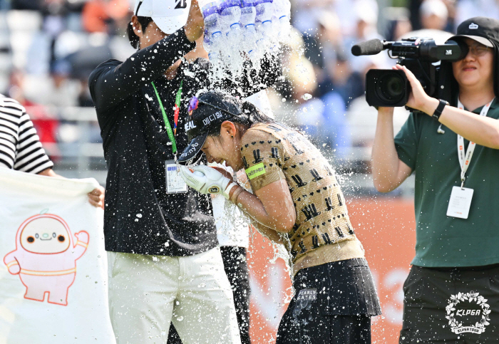 500 putts every day, and Park Hyun-kyung, the first winner of the season, and WeMade Grand Prize points are also second to Kkaechung and Lee Ye-won