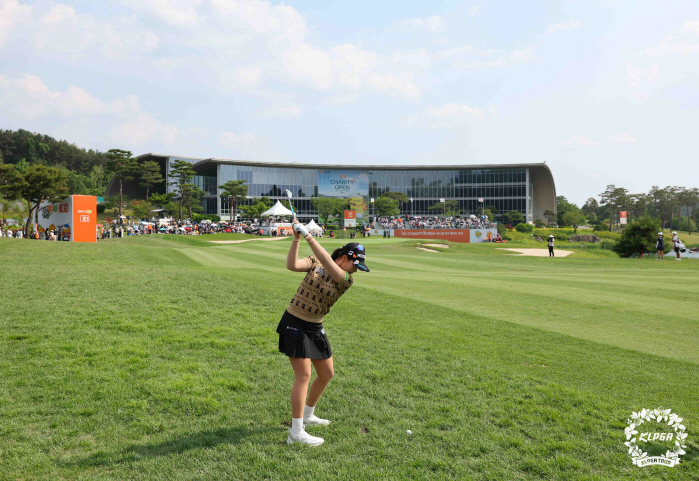 500 putts every day, and Park Hyun-kyung, the first winner of the season, and WeMade Grand Prize points are also second to Kkaechung and Lee Ye-won