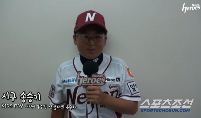 The boy who threw the first pitch at Nexen 11 years ago, the catcher, and the manager were all together at LG (feat opponent's No. 3 hitter)