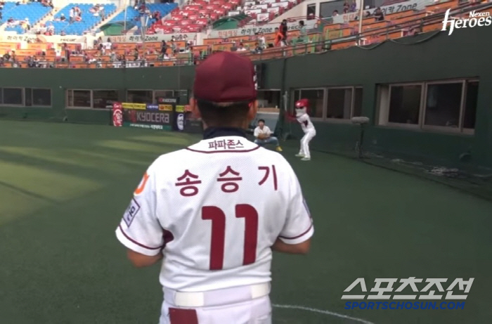 The boy who threw the first pitch at Nexen 11 years ago, the catcher, and the manager were all together at LG (feat opponent's No. 3 hitter)
