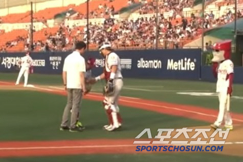The boy who threw the first pitch at Nexen 11 years ago, the catcher, and the manager were all together at LG (feat opponent's No. 3 hitter)