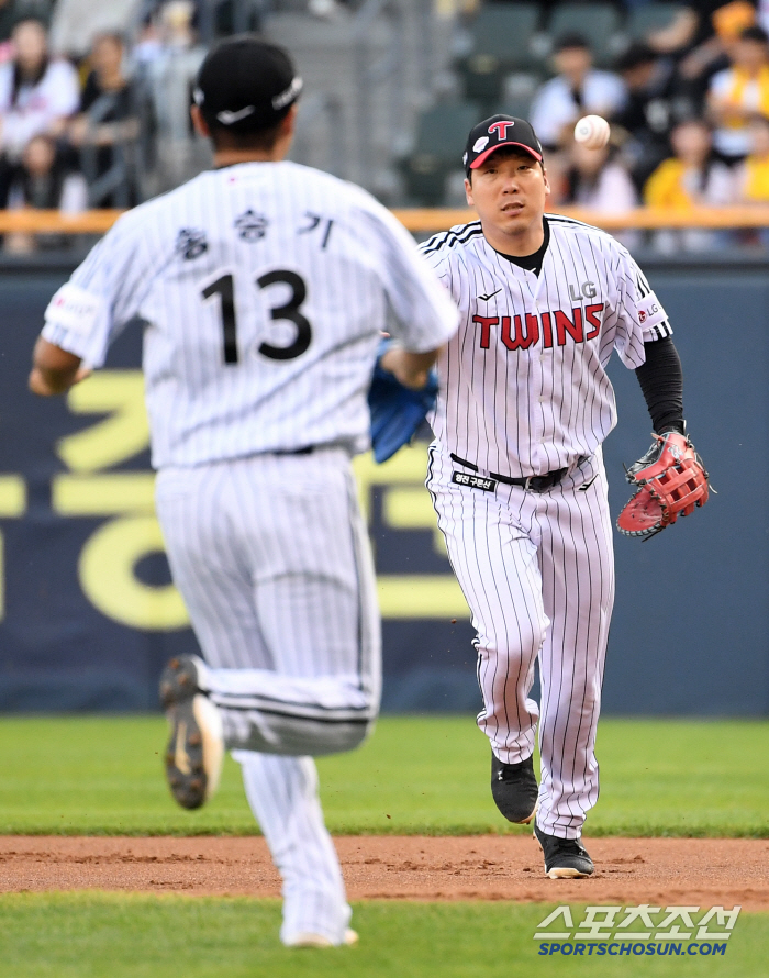 The boy who threw the first pitch at Nexen 11 years ago, the catcher, and the manager were all together at LG (feat opponent's No. 3 hitter)
